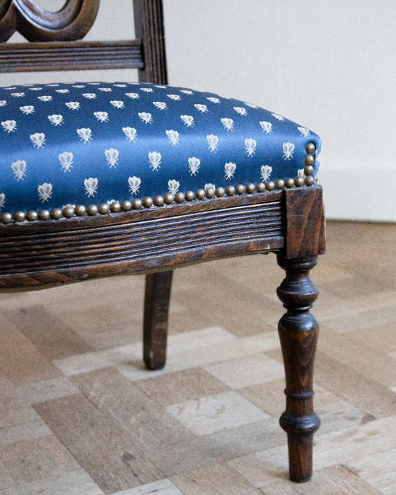 Image 1 of Sedia da preghiera antica con rivestimento in seta blu: pezzo unico ed elegante