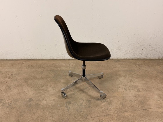 Image 1 of Silla lateral PSCC fabricada en fibra de vidrio por Charles y Ray Eames para Vitra / Herman Miller, década de 1970.