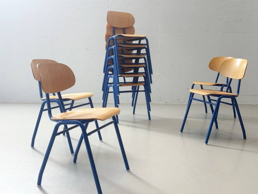 4 vintage stapelstoelen van het Schönauer schoolmeubilair