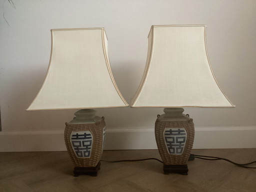 JUEGO DE 2 LÁMPARAS DE MESA CHINAS CON PATAS DE CERÁMICA SOBRE BASE DE MADERA