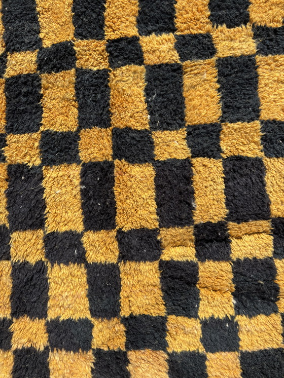 Image 1 of Tapis marocain Mrirt 250x330 cm, Tapis moderne orange et noir, Authentique tapis marocain