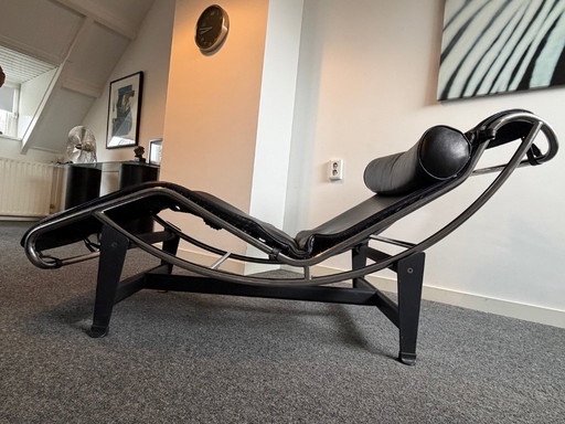 Corbusier lounge chair in black leather with a silver frame and black base