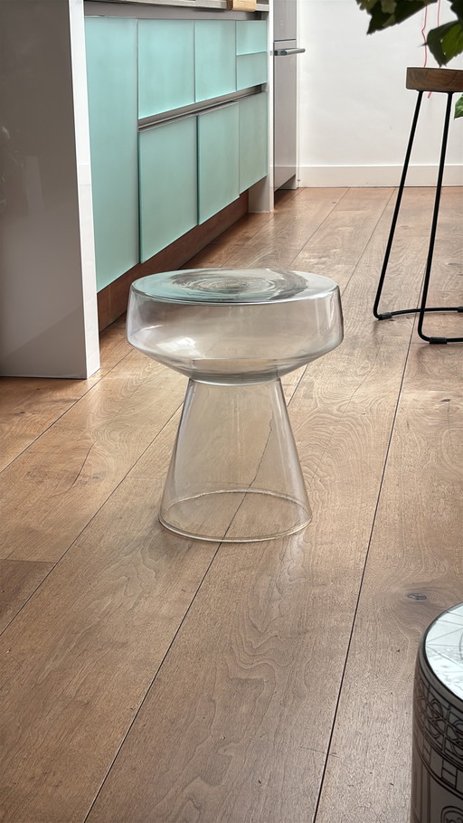 Mesa auxiliar con pedestal de cristal ahumado