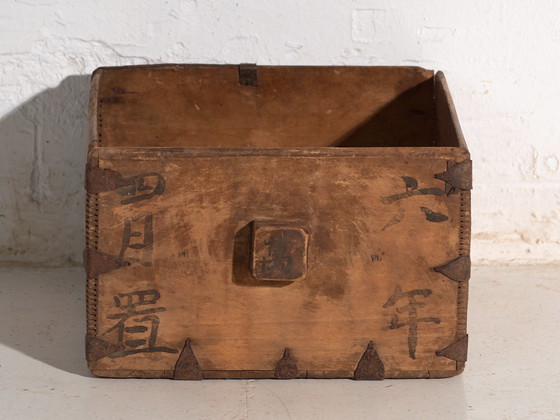 Vintage Dou Grain Measure in Elm Wood, China, circa 1940, Decorative Objects, Iron, Black, Rustic (photo 4 of 9)