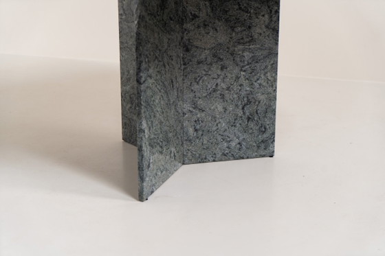 Striking dining table in solid Juparana Granite (Italy, 1970s). – Stone, Vintage (photo 11 of 15)