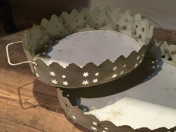 Coppia di vassoi in metallo patinato bianco – Accessori da tavola, Vintage (photo 5 of 11)