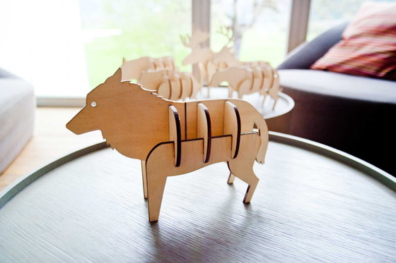 Image 1 of Wolfsdekoration aus Holz von Ulap Design