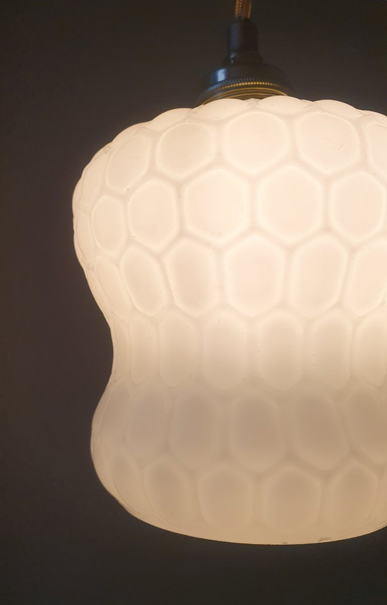 Image 1 of Set Vintage hanglampen -  opaline glas met honingraat textuur