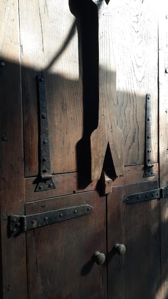 Image 1 of Raro armario de granja holandés de castaño de los siglos XVI/XVII con mesa plegable.