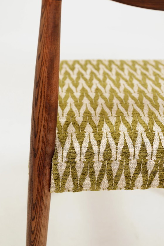 Image 1 of Set van 2 eetkamerstoelen van massief essenhout met groene jacquardstof.