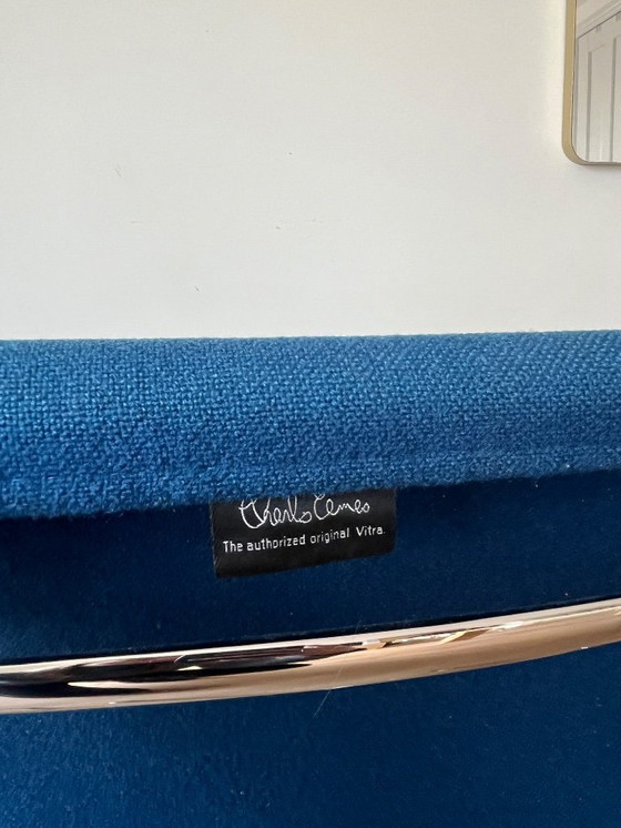 Image 1 of Par de sillas originales Vitra Eames del grupo de aluminio (EA 108), tapizadas en tela azul.