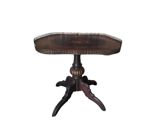 Antieke bijzettafel met ingelegd bovenblad bloemenmotief afm.70x51cm en 61cm hoog. – Metal, Wood (photo 2 of 5)