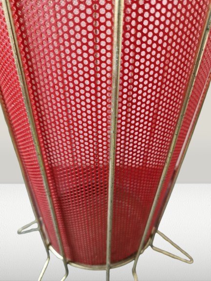 vintage parapluhouder uit de jaren 50 in de stijl van Matégot, met een messing frame en rood geperforeerd metaal.
