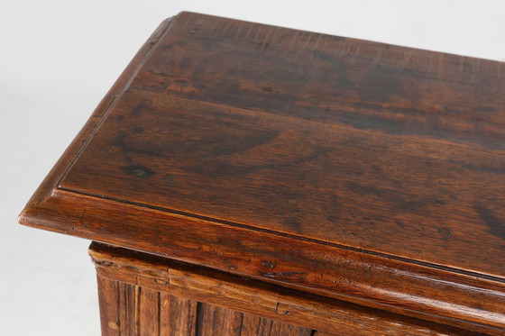 Image 1 of Armario belga de una sola puerta, tallado a mano, del siglo XVI en roble macizo.