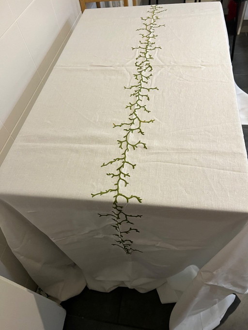 Tovaglia e 22 tovaglioli ricamati