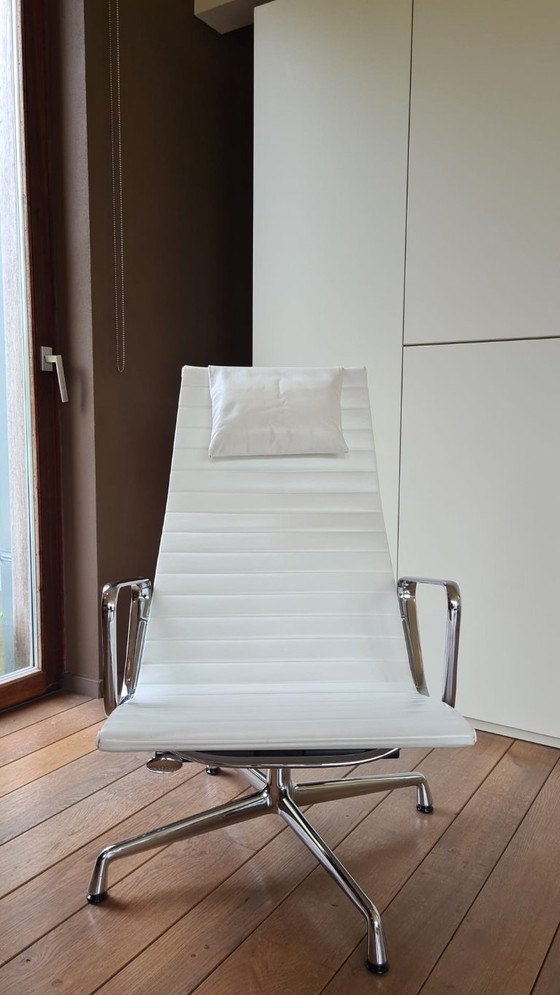 Image 1 of Vitra Aluminum Chair EA 124 - Snow Leather