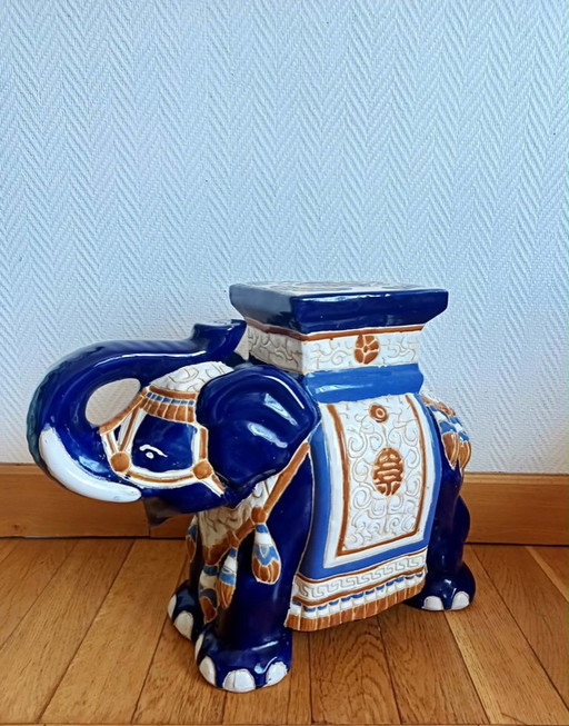 Blauwe keramische olifantenkruk of plantenstandaard