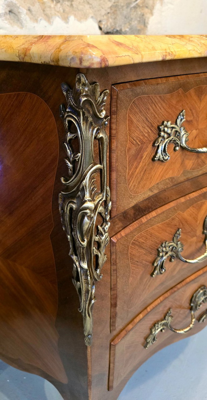 MAGNIFIQUE COMMODE GALBÉE de style Louis XV en bois massif a patine