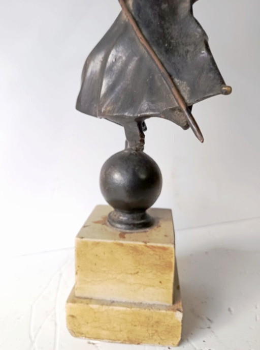 Sculpture antique de la Victoire ailée en bronze et cire perdue