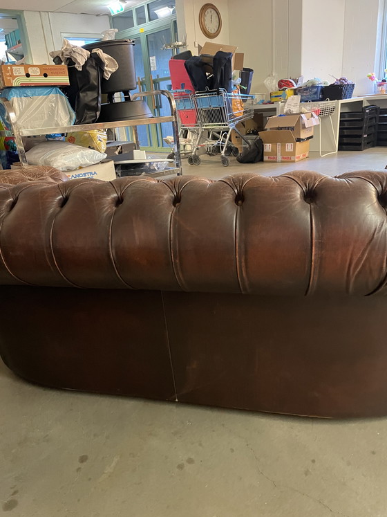 Image 1 of Divano a due posti in pelle inglese dal carattere distintivo