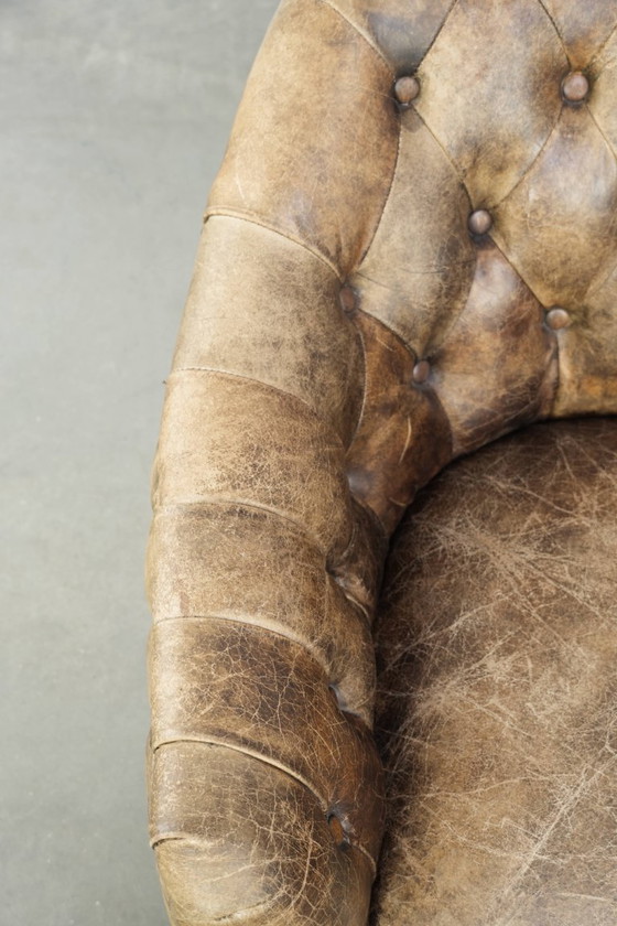 Image 1 of Einzigartiger, stilvoller und bequemer Chesterfield-Clubsessel aus Kuhfell mit einer wunderschönen Farbkombination.