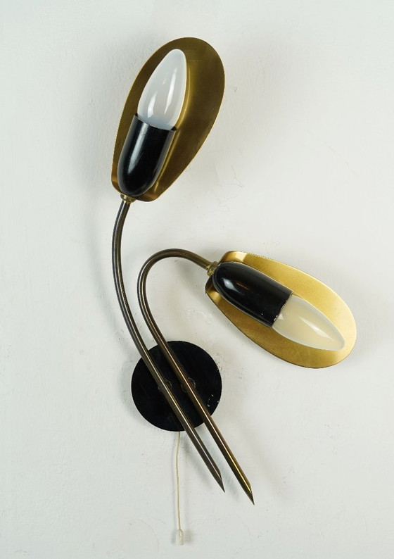 Image 1 of paar wandlampen uit de jaren 50 in mid-century stijl, gemaakt van messing en zwart metaal.