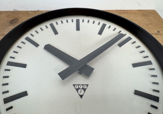 Image 1 of Industriële bakelieten fabriekswandklok van Pragotron, jaren 60