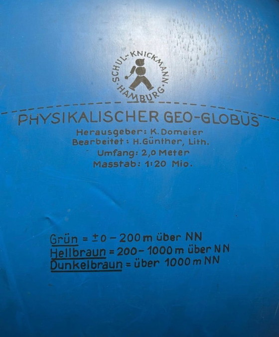 Image 1 of Schul Knickmann, globo fisico gonfiabile a terra su cavalletto, Amburgo, Germania 1950