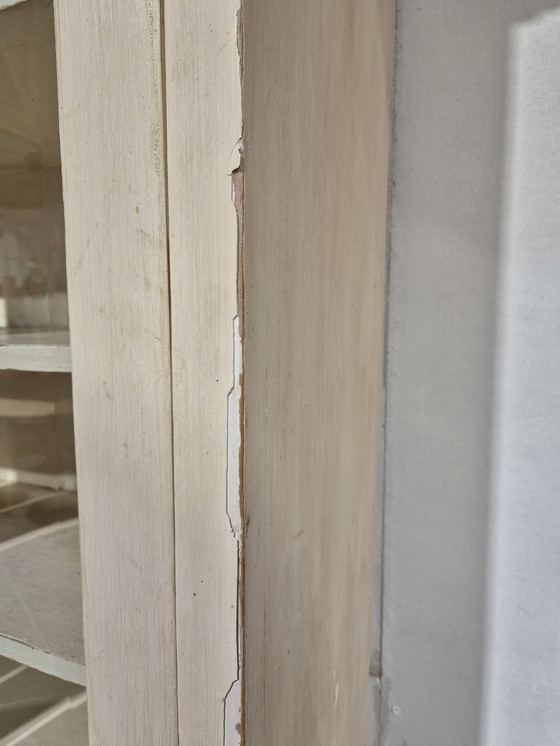 Image 1 of Vecchia credenza rurale in pino con vetri tagliati