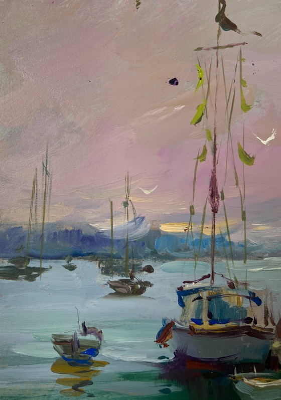 Image 1 of Peinture à l'huile originale représentant un paysage côtier au crépuscule, où les bateaux dorment au quai.