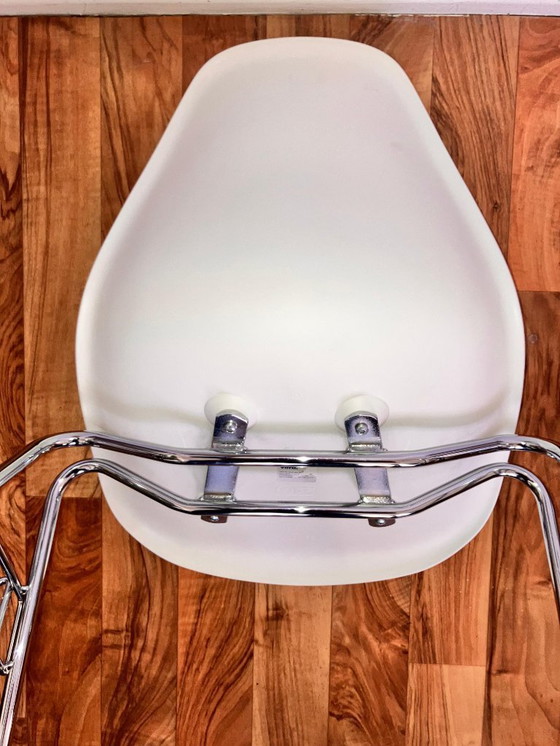 Image 1 of 4x Original Vitra Eames Plastic Side Chair DSS – White – Beautiful Patina