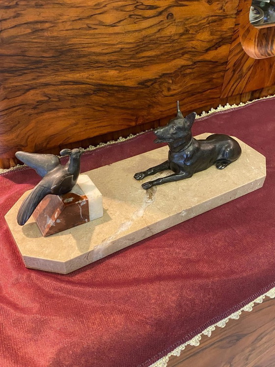 Image 1 of Sculture in bronzo Art Déco di un cane pastore e di un uccello su una lastra di marmo. Realizzate in Francia intorno al 1920.