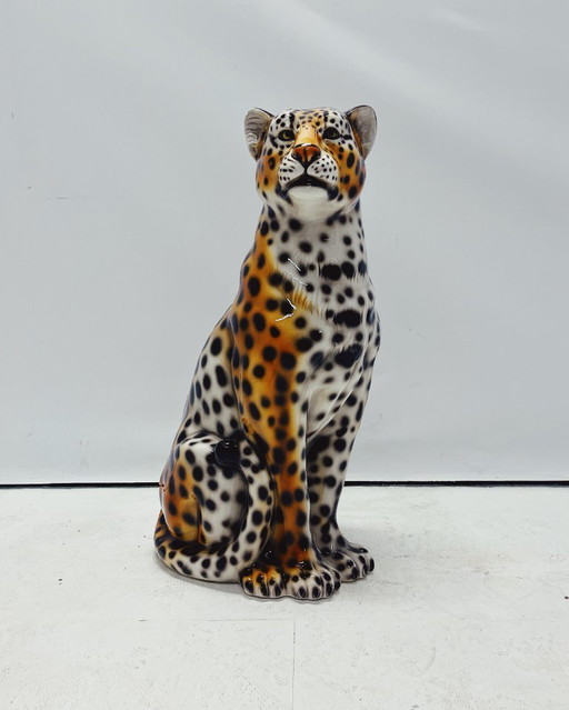 Escultura de leopardo en cerámica