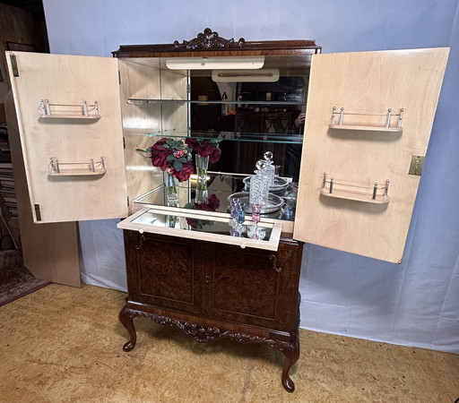 Cabinet à boissons en ronce de noyer du Mid Century - L'élégance Art Déco rencontre le charme Queen Anne
