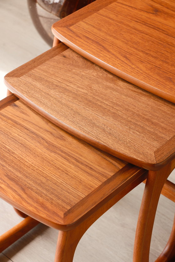 Image 1 of Tables Gigognes Vintage en Teck – Design Années 60 | Meubles Nathan