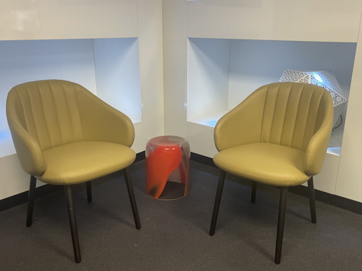 2 Leolux Baani chairs with armrests.