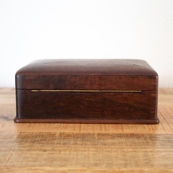 Image 1 of Boîte à bijoux vintage de style moderne du milieu du siècle : bois de noyer aux bords arrondis