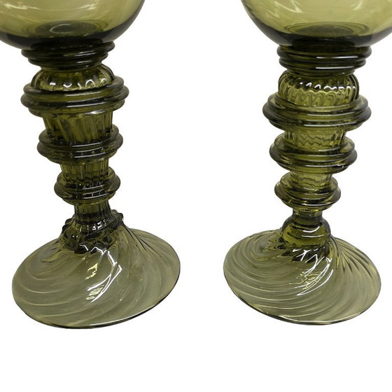 Image 1 of Verres Roemer anciens vert olive, datant d'environ 1900.