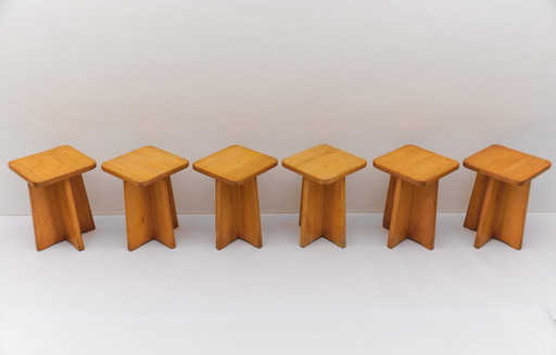 Conjunto de 6 taburetes de roble al estilo de Pierre Chapo, Francia, años 60
