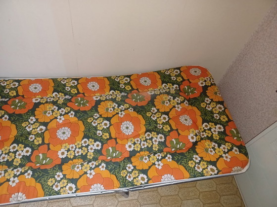 Image 1 of Letto pieghevole originale vintage anni '70 – Letto pieghevole retrò con stampa floreale