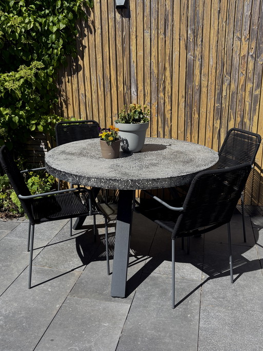 Conjunto de mesa de jardín de granito Kave Home con 4 sillas.
