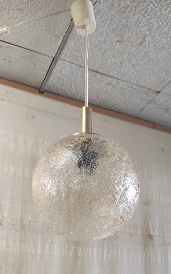 Image 1 of Lámpara colgante de diseño de los años 70 en cristal ámbar y latón dorado.