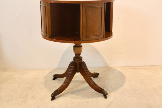 Engelse Regency Stijl Trommel Tafel met Bewerkt Lederen Blad, Bijzettafels, Leer, Messing, Groen (foto 7 van 7)
