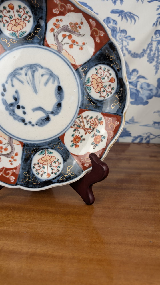 Image 1 of Piatto in porcellana Imari firmato con decori a primavera giapponesi della fine del XIX secolo