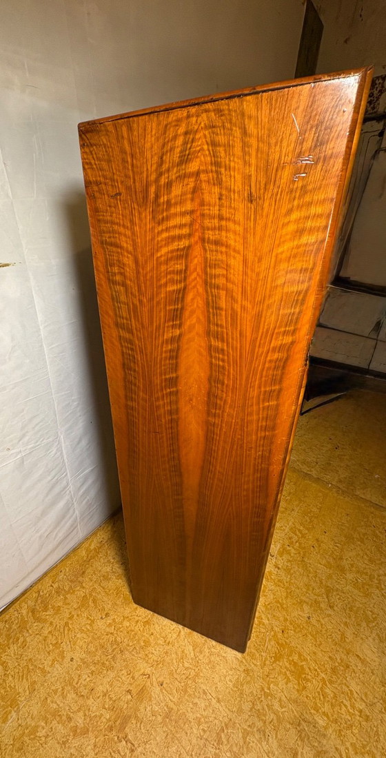 Splendido Armadio Vintage Art Déco Noce Figurato Anni '30 | Impiallacciatura Bookmatched | Fronte Curvo (photo 11 of 12)