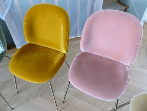 Image 1 of Set aus 8 „Beetle Dining Chair“-Stühlen in Samt von GUBI, Design Stine Gam & Enrico Fratesi