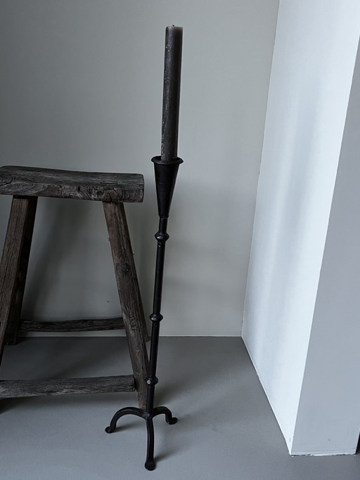 vieux chandeliers en métal noir