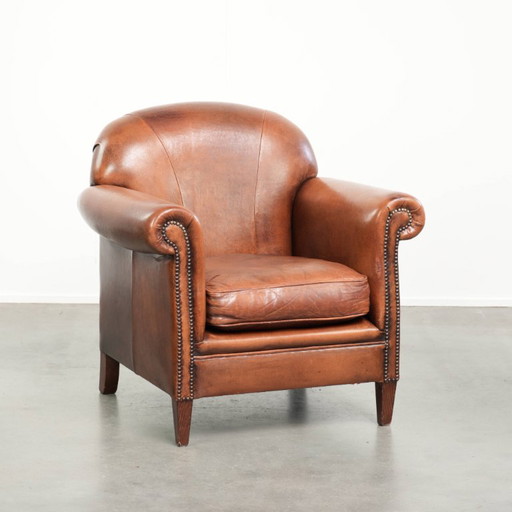 Fauteuil vintage confortable en peau de mouton, orné de clous décoratifs – Leather, Klassiek