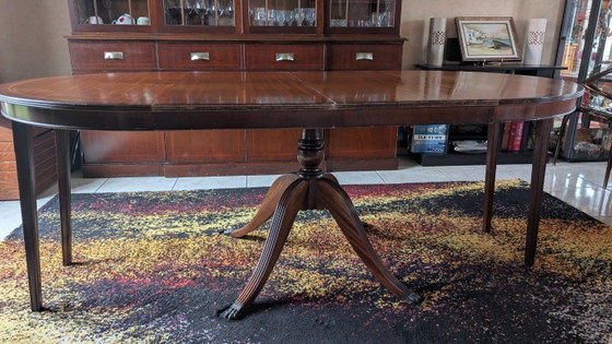 Image 1 of Extendable round mahogany dining table in Regency/English style