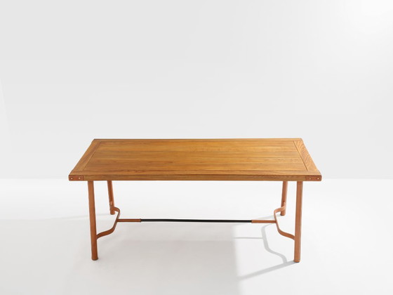 Image 1 of Mesa de comedor de Jacques Adnet, de madera de roble y cuero rojo, 1950.
